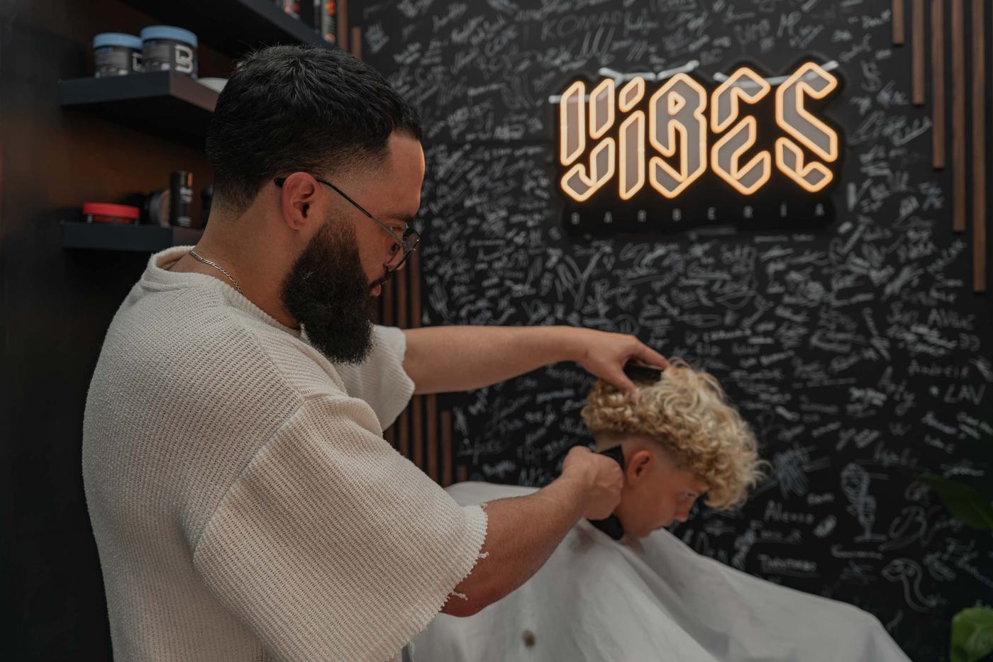 Šišanje u toku — Vibes Barbería