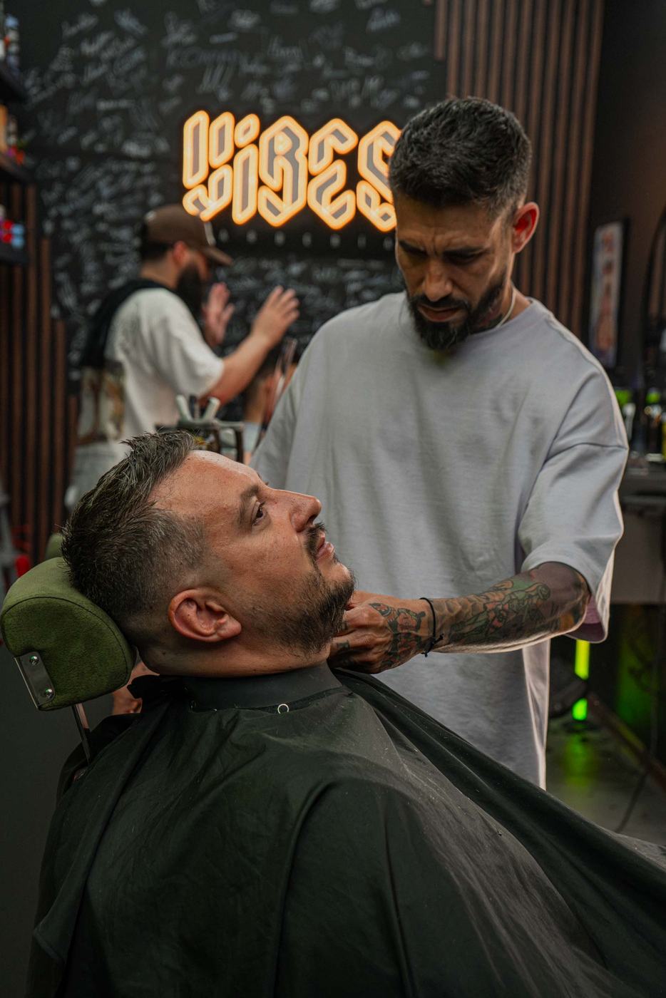 U stolici — Vibes Barbería